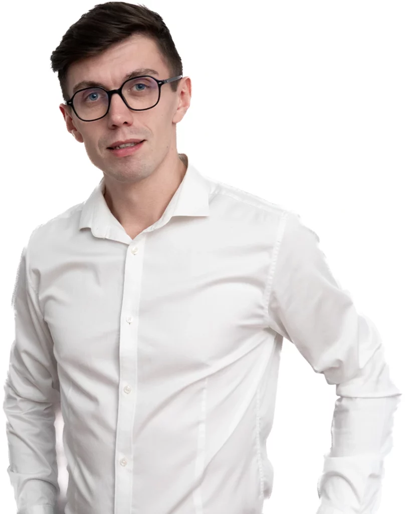Konrad w koszuli z białym tłem2